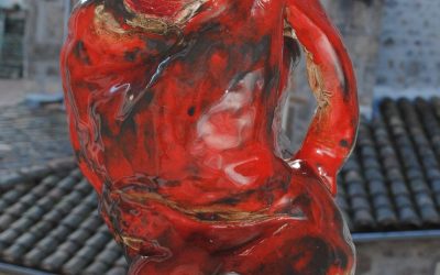 Femme Voilée Rouge – Sculpture Céramique