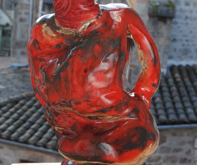 Femme Voilée Rouge – Sculpture Céramique